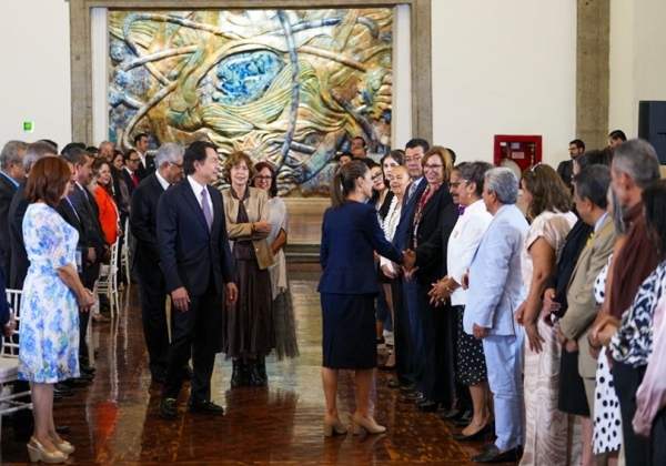 Presidenta Claudia Sheinbaum anuncia incremento salarial del 9 % retroactivo a Enero y del 1% adicional a partir de Septiembre en reconocimiento a las maestras y maestros de México