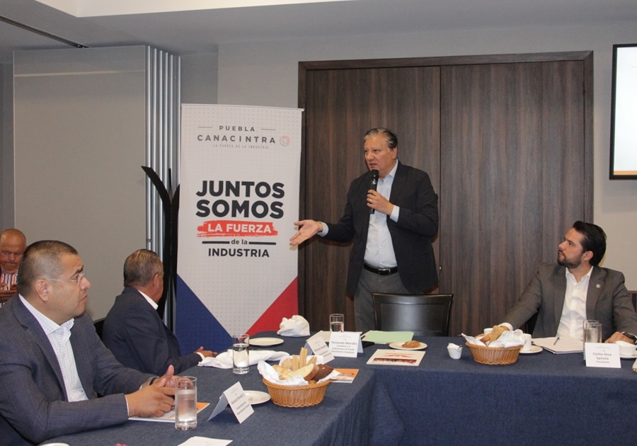 Fernando Morales conversa con representantes de CANACINTRA