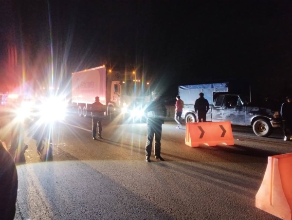 Caos en autopista México-Puebla por protesta contra extracción ilegal de agua en Xoxtla