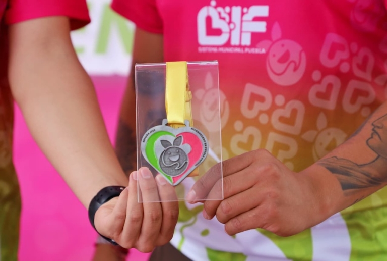SMDIF presenta playera y medalla oficial de la Carrera “Corre y Comparte: Hambre Cero 2026”