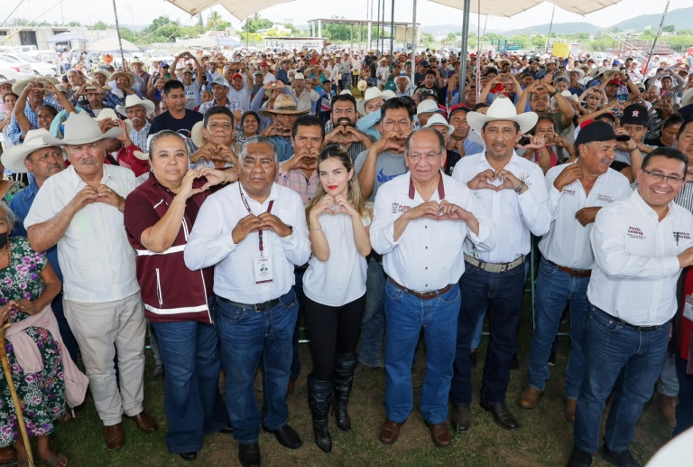 Gobierno de Alejandro Armenta fortalece productividad en la mixteca poblana con entrega de insumos 