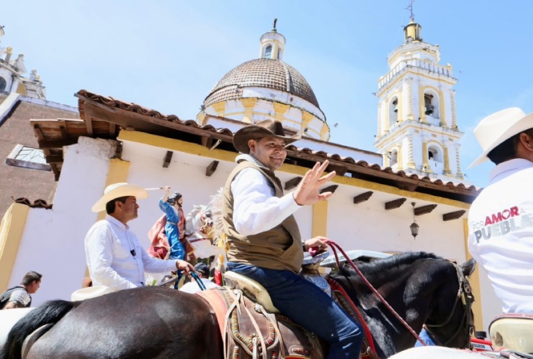 Encabeza Alejandro Armenta la tradicional cabalgata de Chignahuapan