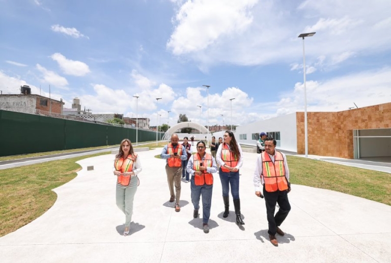 Supervisa Ceci Arellano avance de obra en casa del abue oriente
