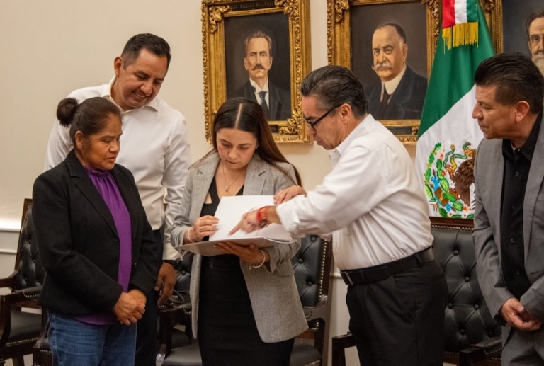 Comisión Estatal de Vivienda entrega 29 escrituras tras 20  años de espera.