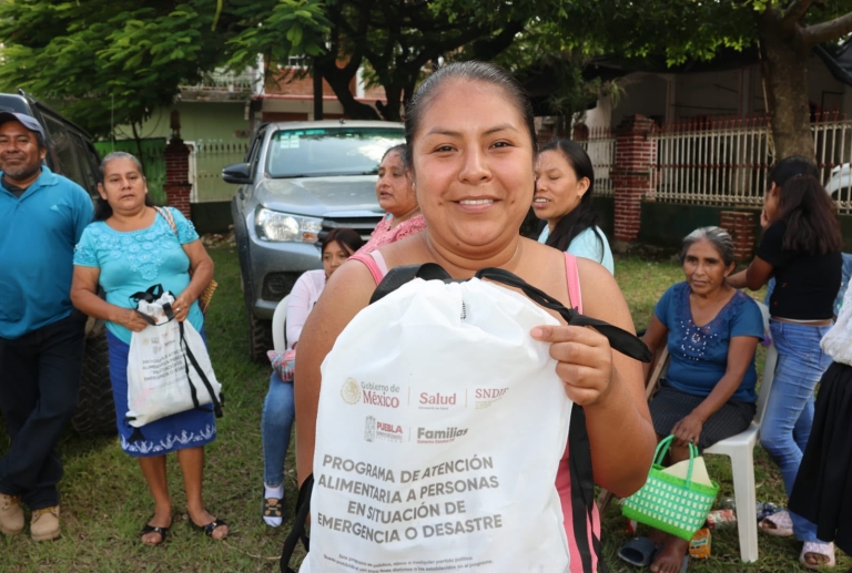 Acompaña y apoya SEDIF a familias de Tlaola ante deslaves