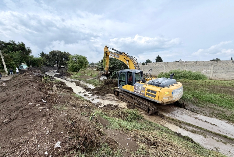 Gobierno estatal despliega maquinaria pesada tras deslaves e inundaciones en Ciudad Serdán