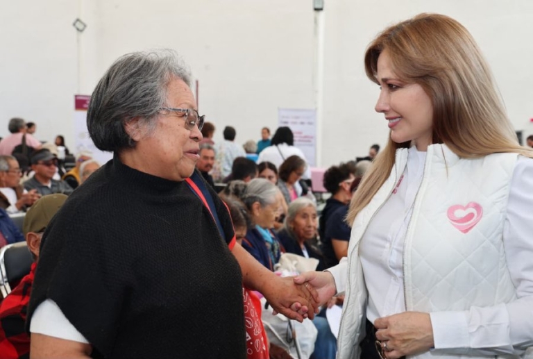 Beneficencia pública y Ceci Arellano acercan apoyos auditivos y visuales a familias poblanas